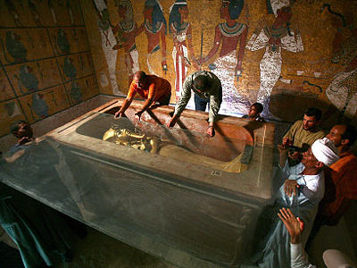 Arbeiter entfernen den Glasdeckel auf dem Steinsarkophag Tutanchamuns in seinem Grab KV 62 im Tal der Knige.  